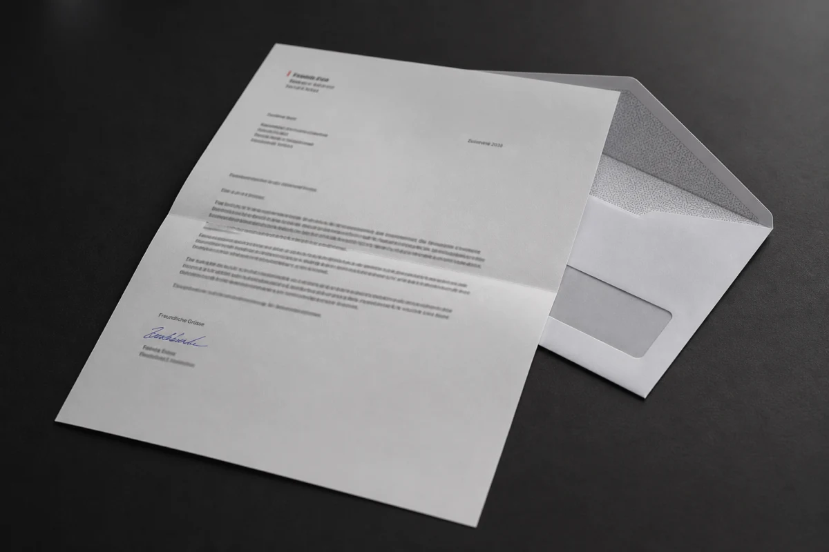 Vollständiger personalisierter Geschäftsbrief neben einem offenen Fensterkuvert